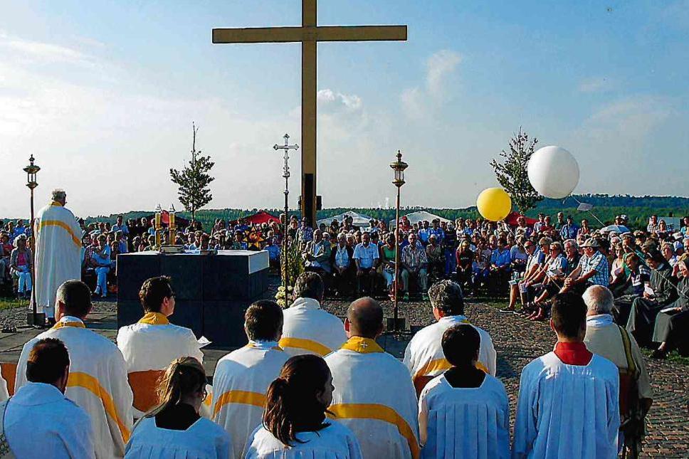 Themenbild Papsthügel Weltjugendtag 2005 Marienfeld