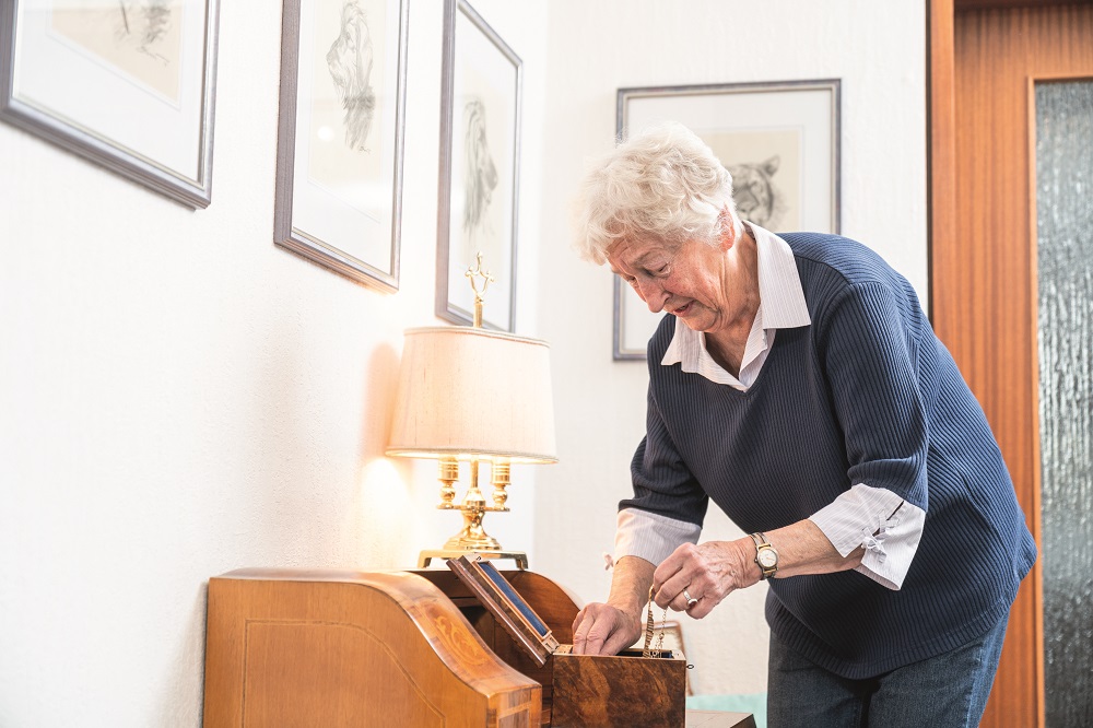 Seniorin mit Schmuckkästchen