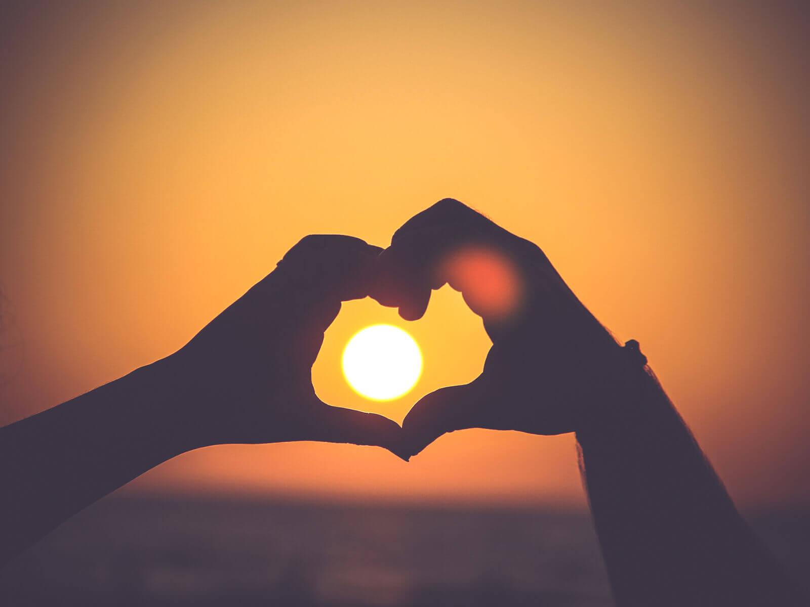 Herz-Händer im Sonnenuntergang (c) CC0 1.0 - Public Domain (von unsplash.com) Herz-Händer im Sonnenuntergang